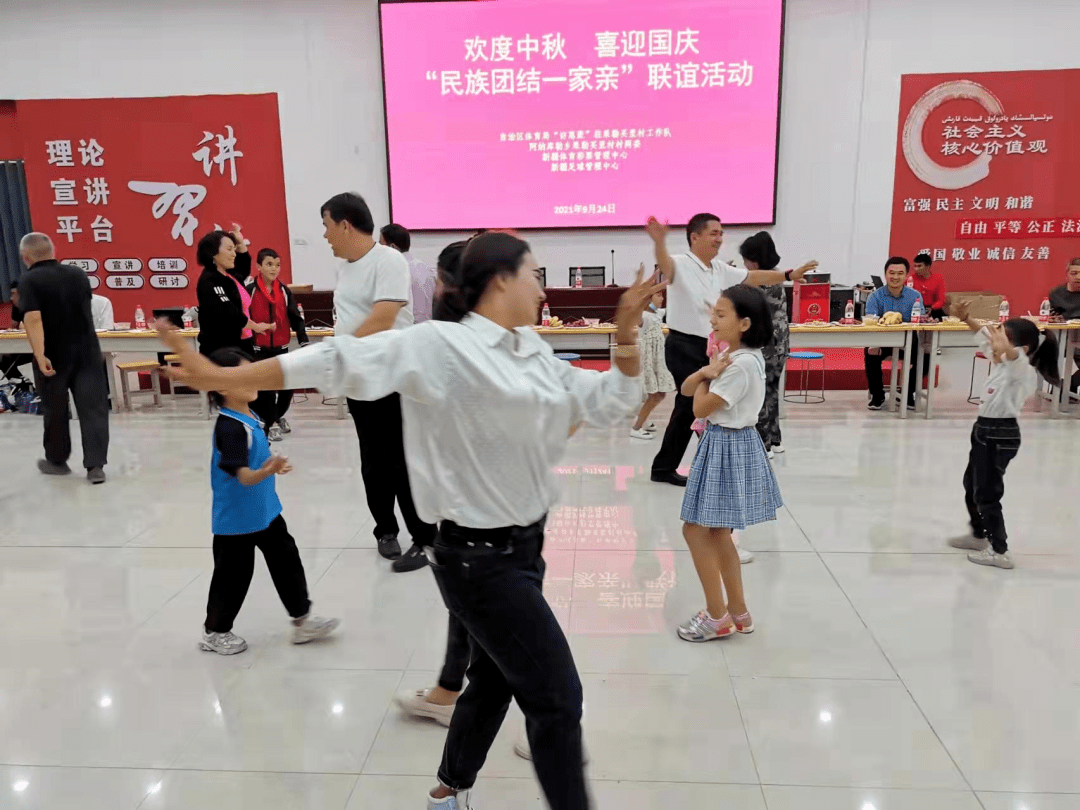果勒买里村党支部书记库尔班·阿不都热西提及村民代表陈君,阿不都热