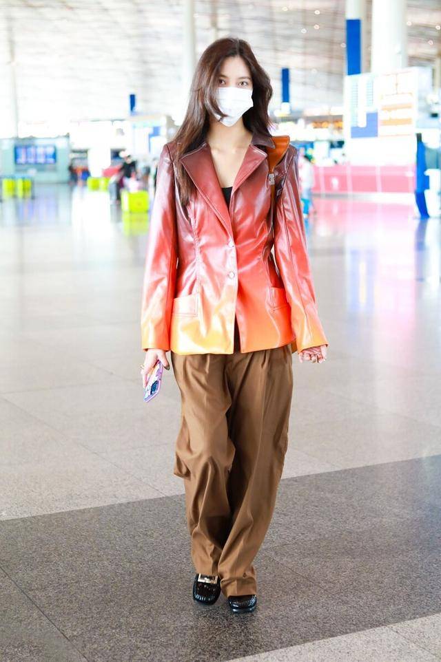 身材 宋妍霏够大胆，穿衬衫只系一粒纽扣，配条高腰裤展露完美身材