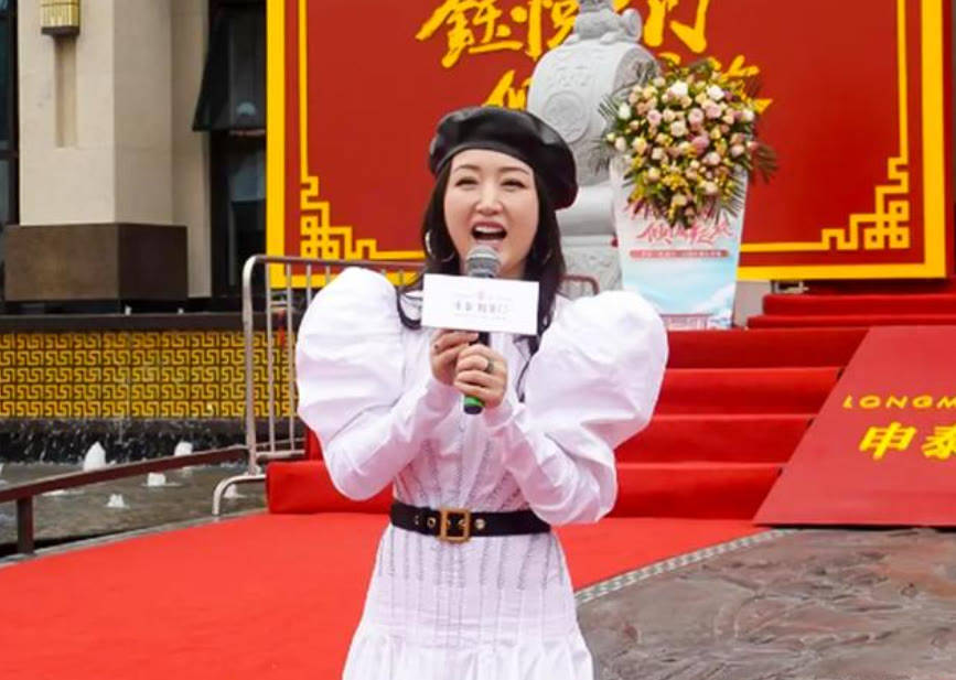 颜色 50岁杨钰莹不肯优雅老去，还穿泡泡袖公主裙扮少女，气质确实不错