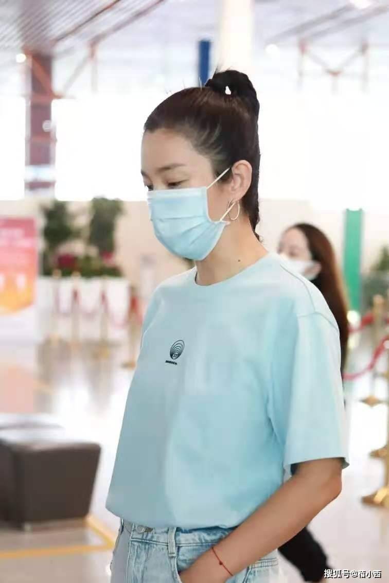 身材 李冰冰真会“扮嫩”，穿T恤配牛仔裤走机场，哪像奔五的年纪？
