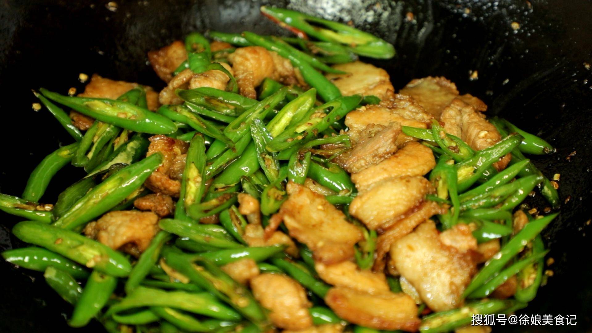 做法|做农家小炒肉，先炒辣椒还是先炒肉？大厨教你正确做法，香辣下饭