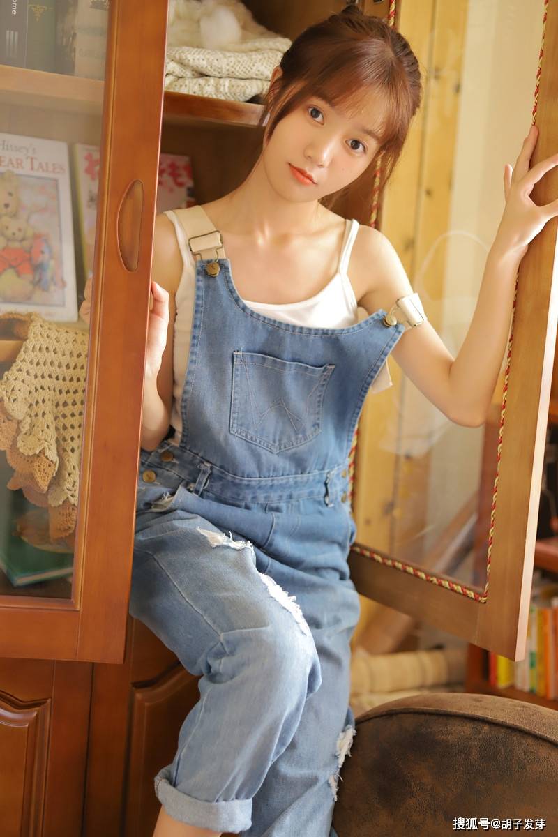 什么俏皮可爱美少女吊带人图片，画画之余也可以调皮一下