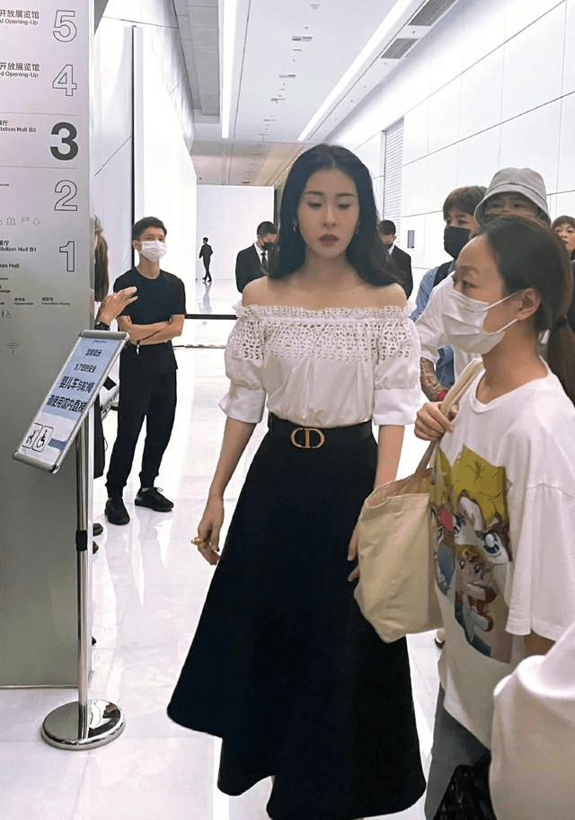 邓伦 众星周末营业状态PK！唐嫣仙贵、李沁鬼马，邓伦和王俊凯谁圈粉？