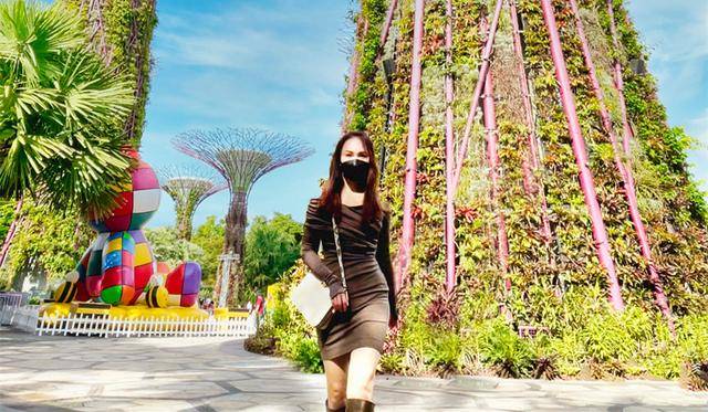 生活 范文芳罕晒生活近照！年过半百穿小黑裙，踩过膝靴打扮像篮球宝贝