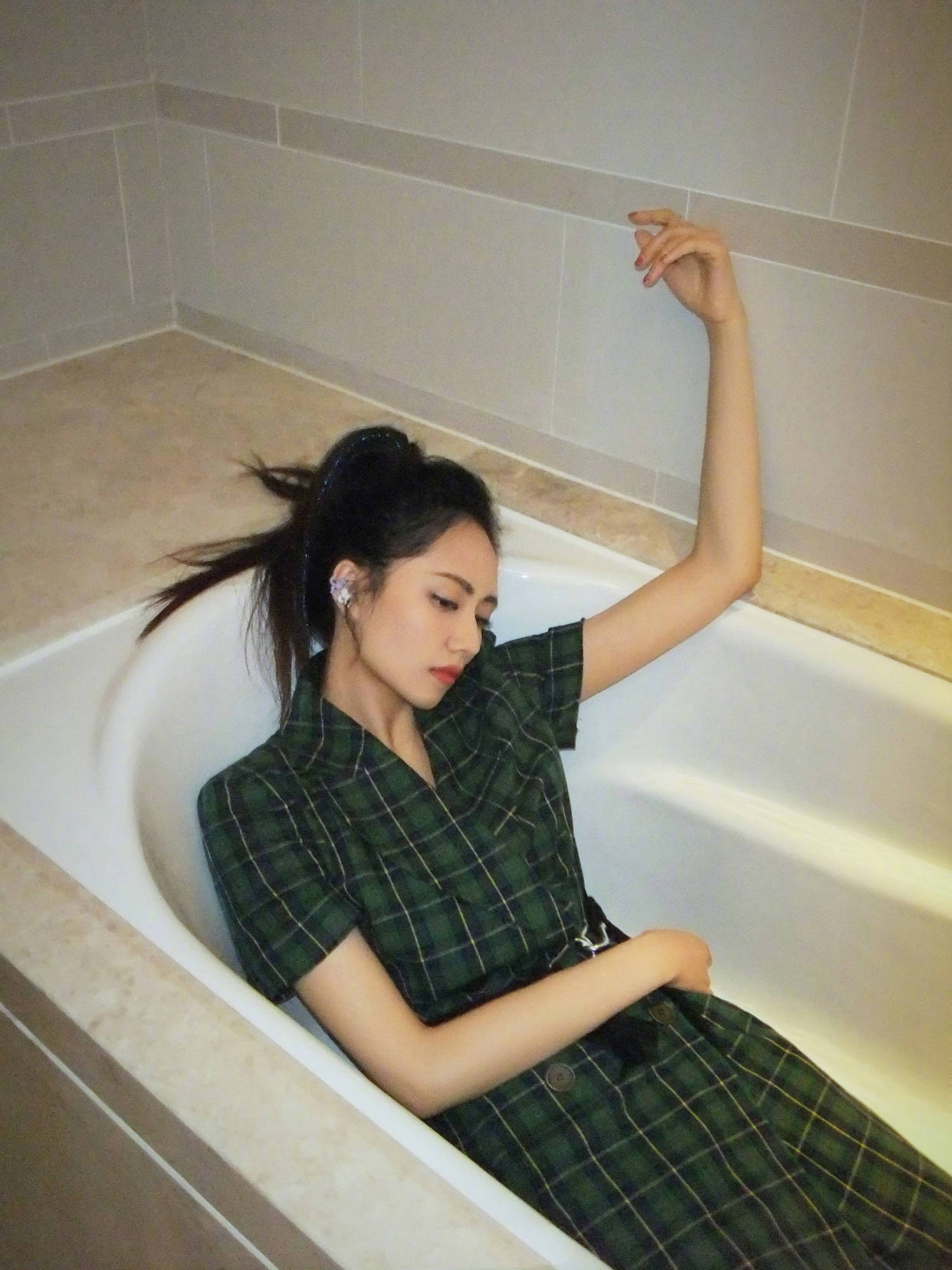 刘惜君 刘惜君身材原来这么好,穿红色高衩裙妩媚娇艳,直角肩大长腿真飒