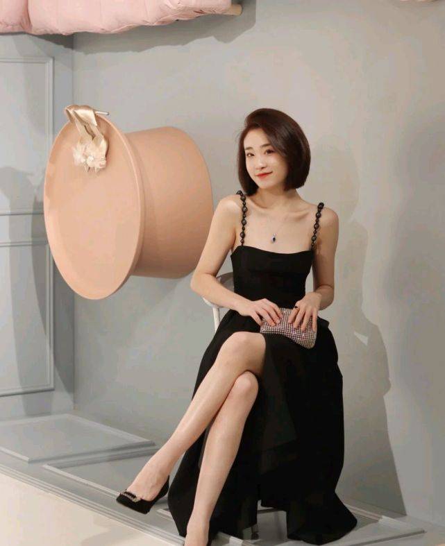 整体 谁说穿黑色服装不好看了？只要会搭配，驾驭起来毫不费力