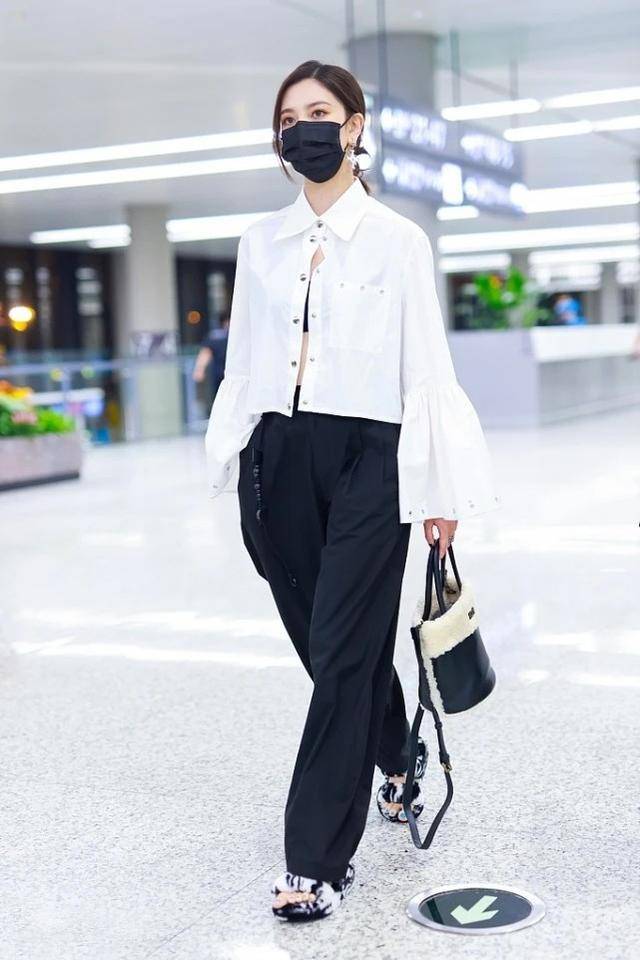 身材 宋妍霏够大胆，穿衬衫只系一粒纽扣，配条高腰裤展露完美身材