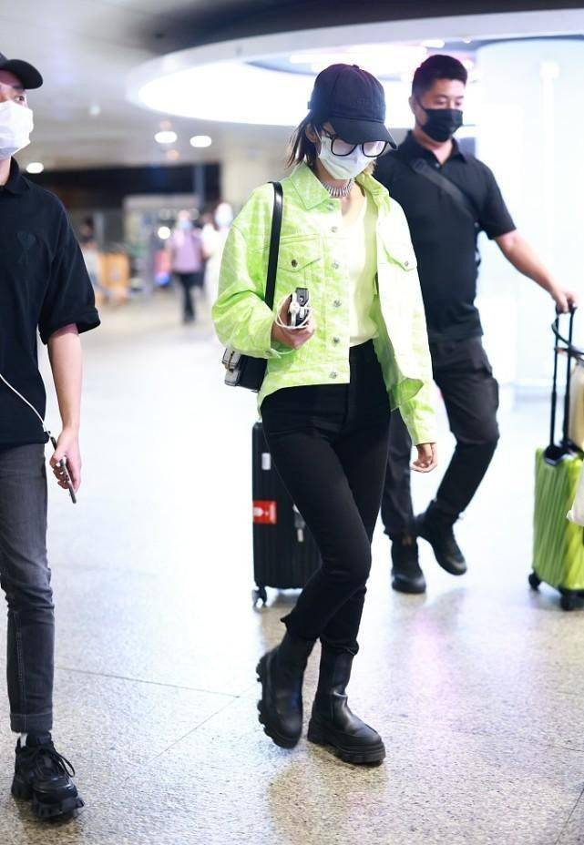 设计 唐艺昕真不像当妈的人,穿荧光色夹克配窄腿裤,看身材还似学生妹