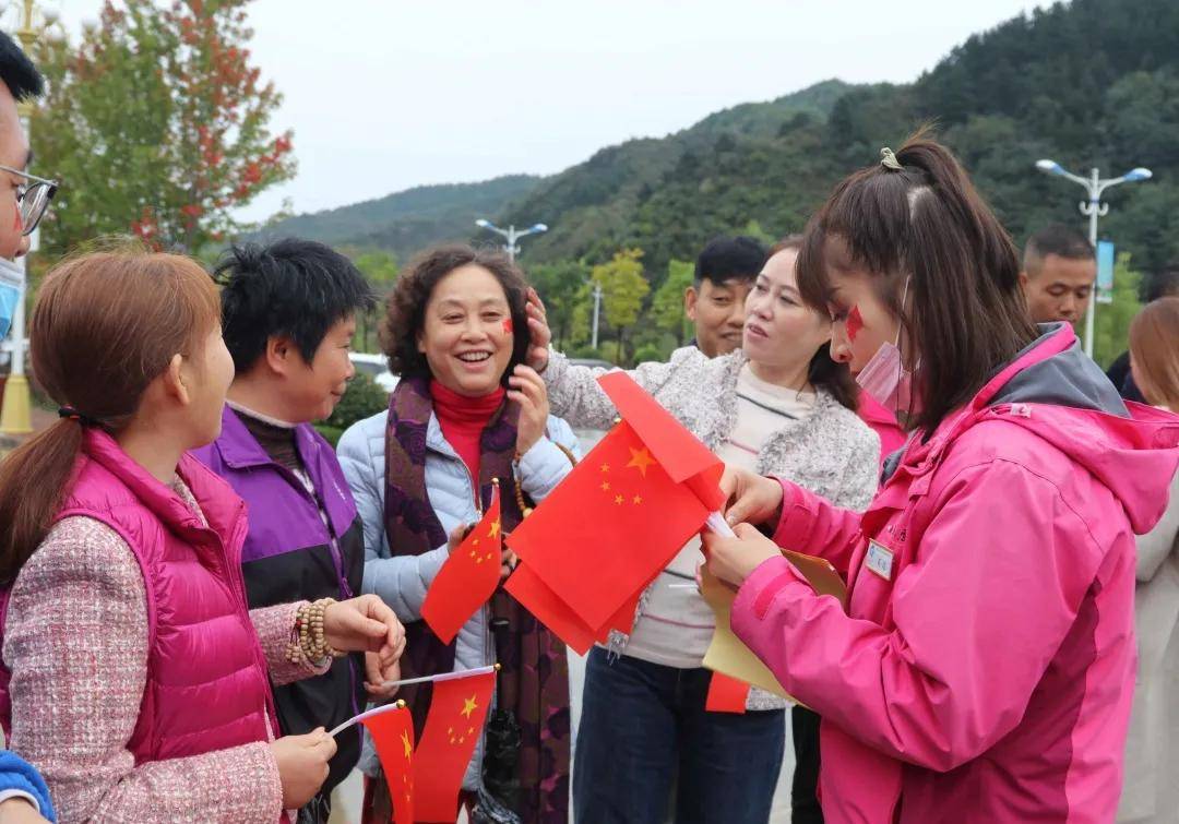 中心前|祖国华诞，普天同庆丨关山草原景区邀您共度国庆假期！