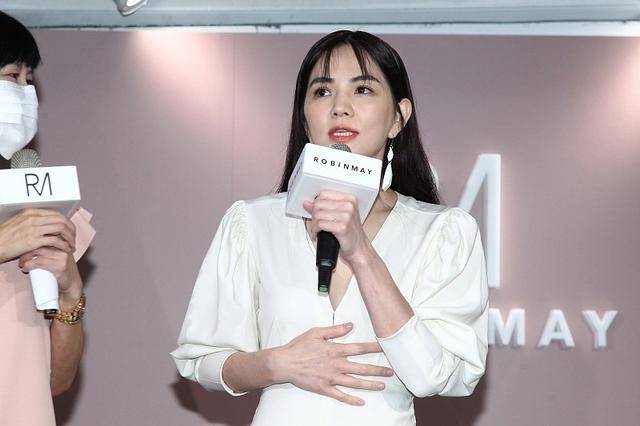 黑色 陈嘉桦“三毛刘海”挺减龄，身穿白裙凹造型，又甜又嫩宛如少女