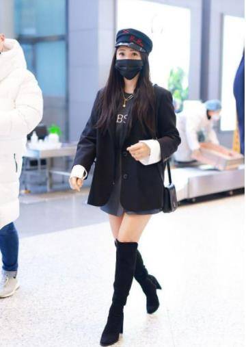 短裙 伊能静扮嫩成功,一套黑西服配小短裙,走在机场如同年轻小姑娘