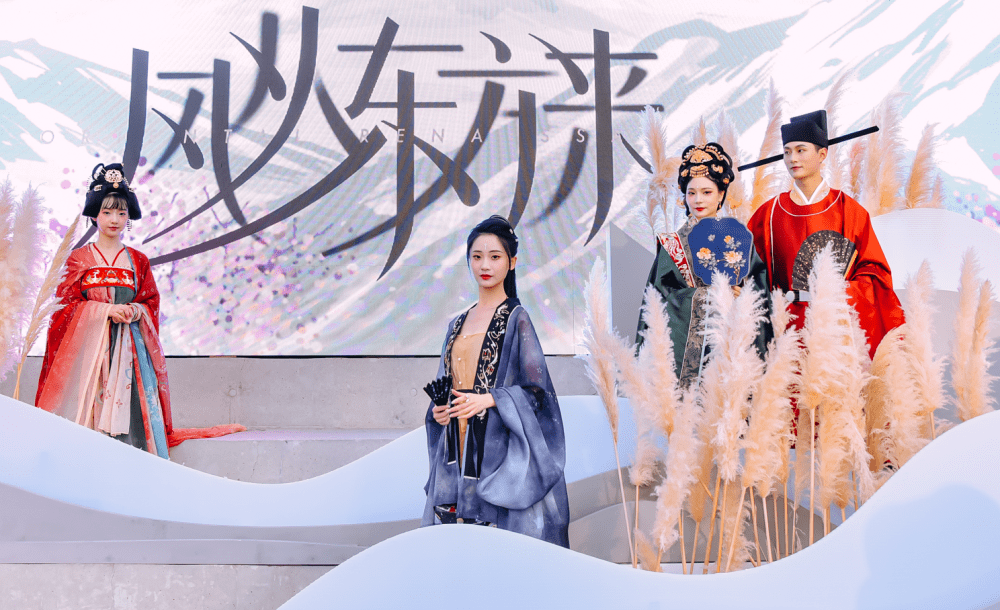 时装 18岁汉服美女COS性感嫦娥，玉兔变娇俏萝莉少女，网友：太香艳