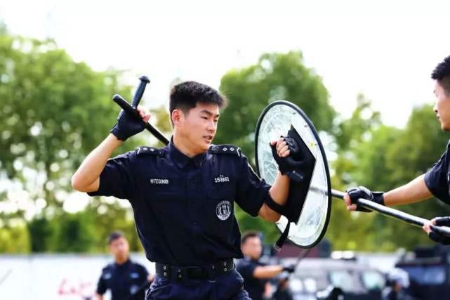 警察身背寶劍巡邏本以為是不起眼的冷兵器沒想到這麼厲害