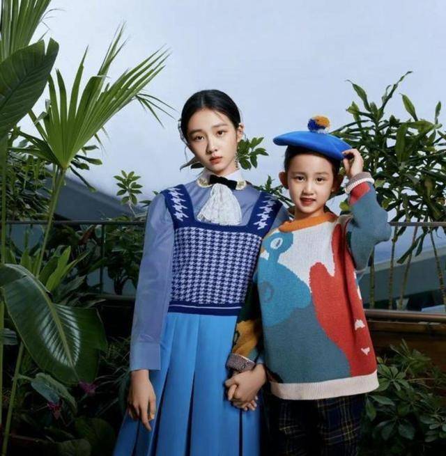 黑色 黄磊14岁女儿打扮时髦，14岁就懂得秀长腿了，气质比妈妈还要好