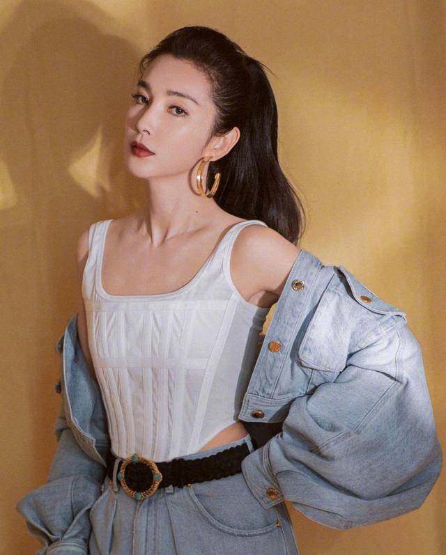 李冰冰 李冰冰48岁容颜不改！穿白色背心配牛仔外套潇洒不羁，个性洋气