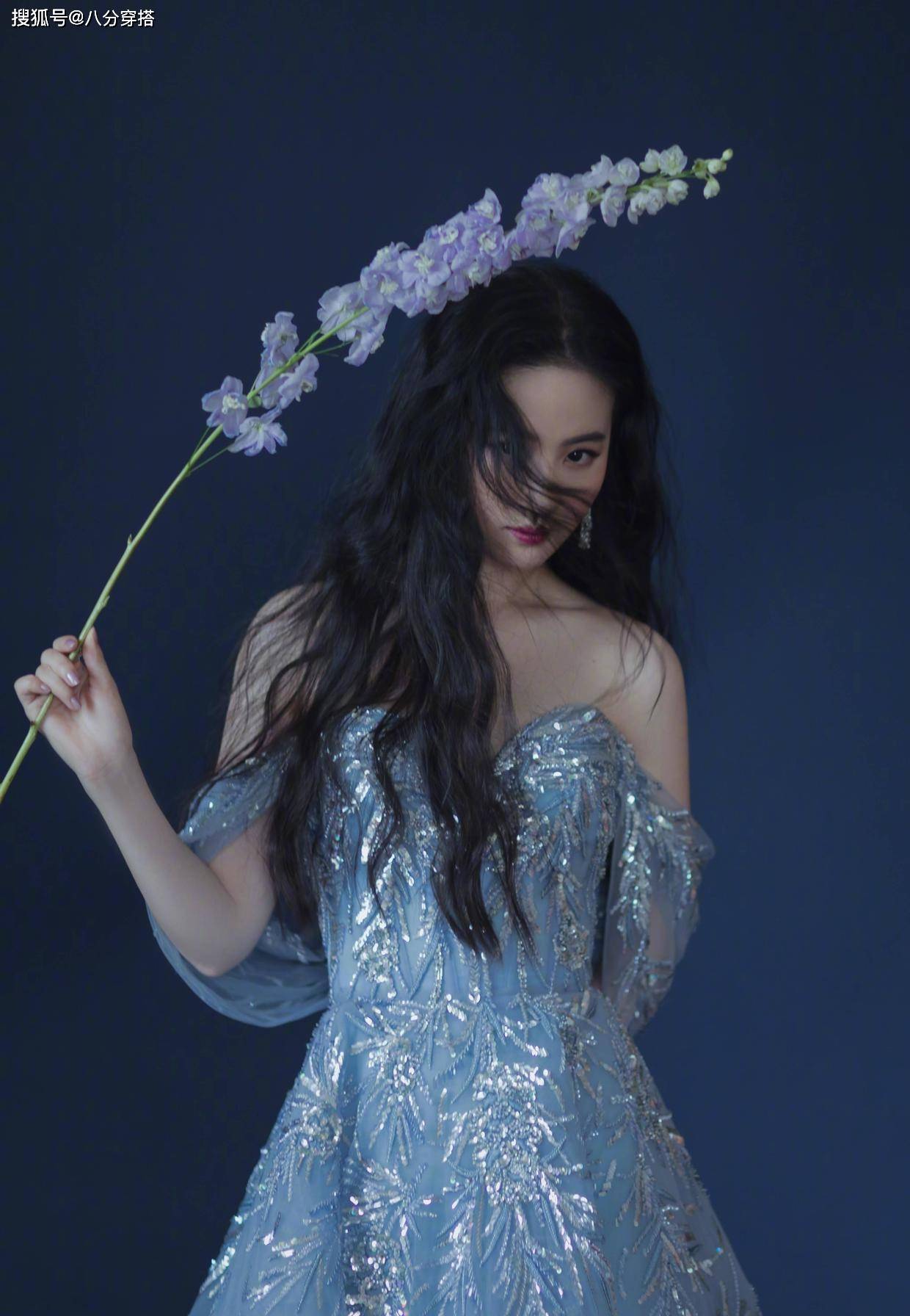 带着 “神仙姐姐”刘亦菲的气质无敌了，蓝色抹胸礼服高雅精致，超美的