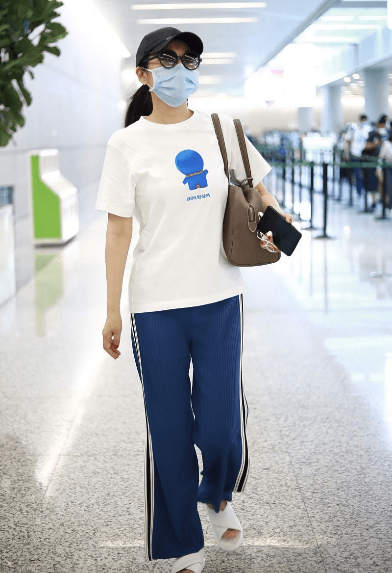 闫妮 闫妮带火校服裤新穿法，“上面主妇，下面学生”，看着还挺减龄的