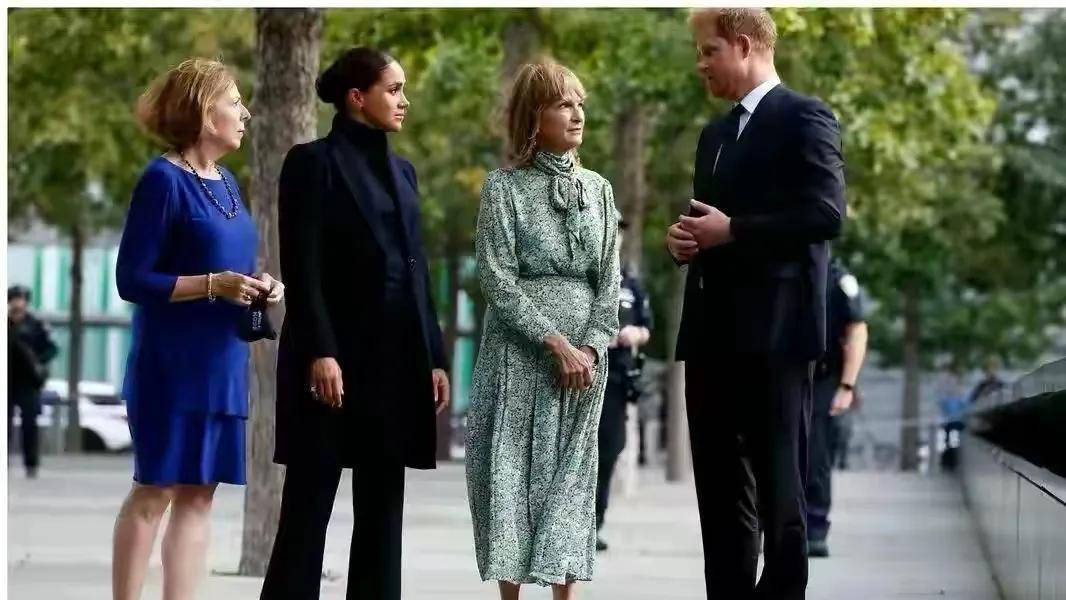 黑色 梅根高调复出！凹英王室造型哈里却没了王子自信，笑容都模仿凯特