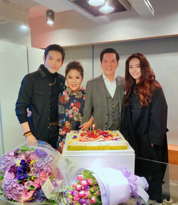 向太 谁说穿得简约才高级？看62岁向太穿衣就知道，真是越花越显贵气