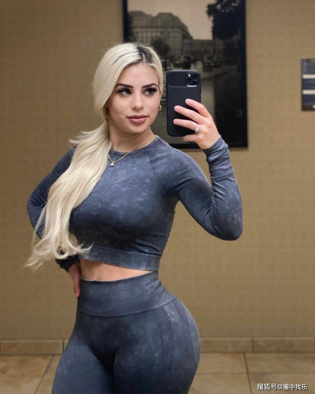 原创她是美国模特长得像洋娃娃却有着沙漏型的好身材