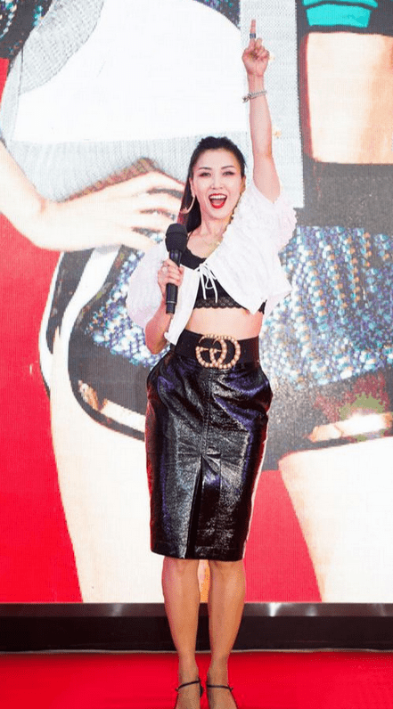 原创王蓉穿衣风格挺大胆蓬蓬袖上衣配皮裙沙漏身材好撩人