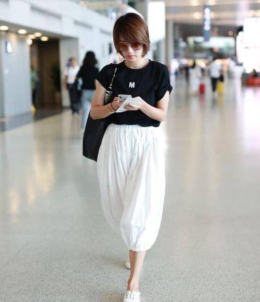 黑色 高圆圆低调打扮依然惊艳,穿白T恤配萝卜裤现身,吸引旁人侧目