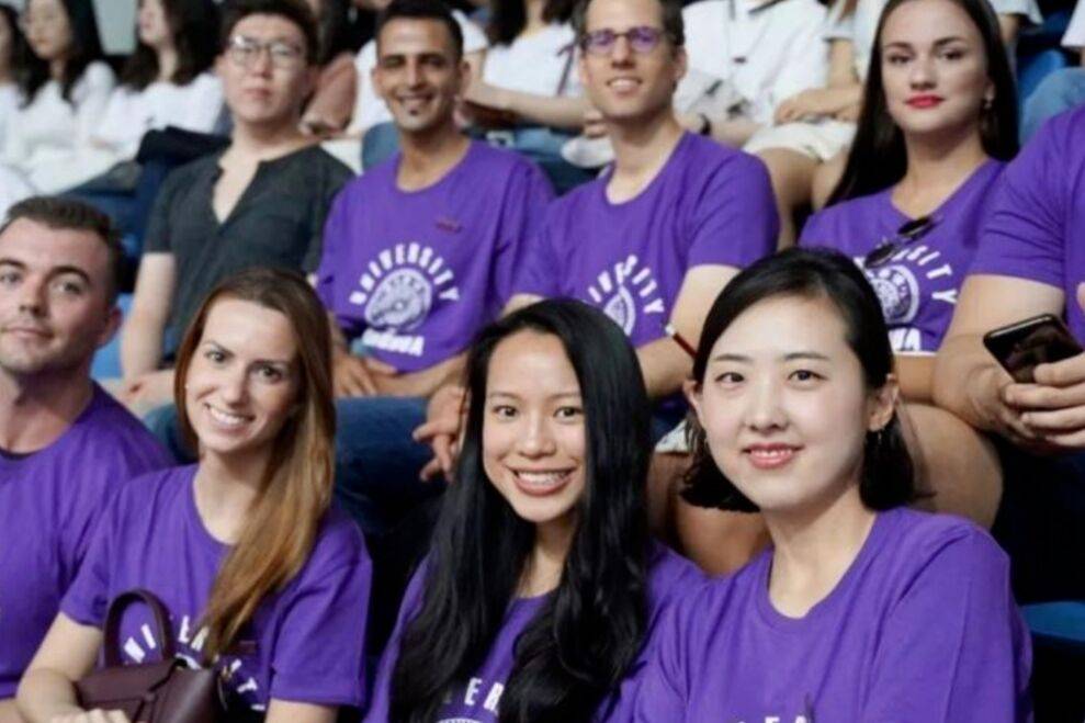 清华大学效仿国际课程 700多门学科用全英文授课 学生反应激烈 英语