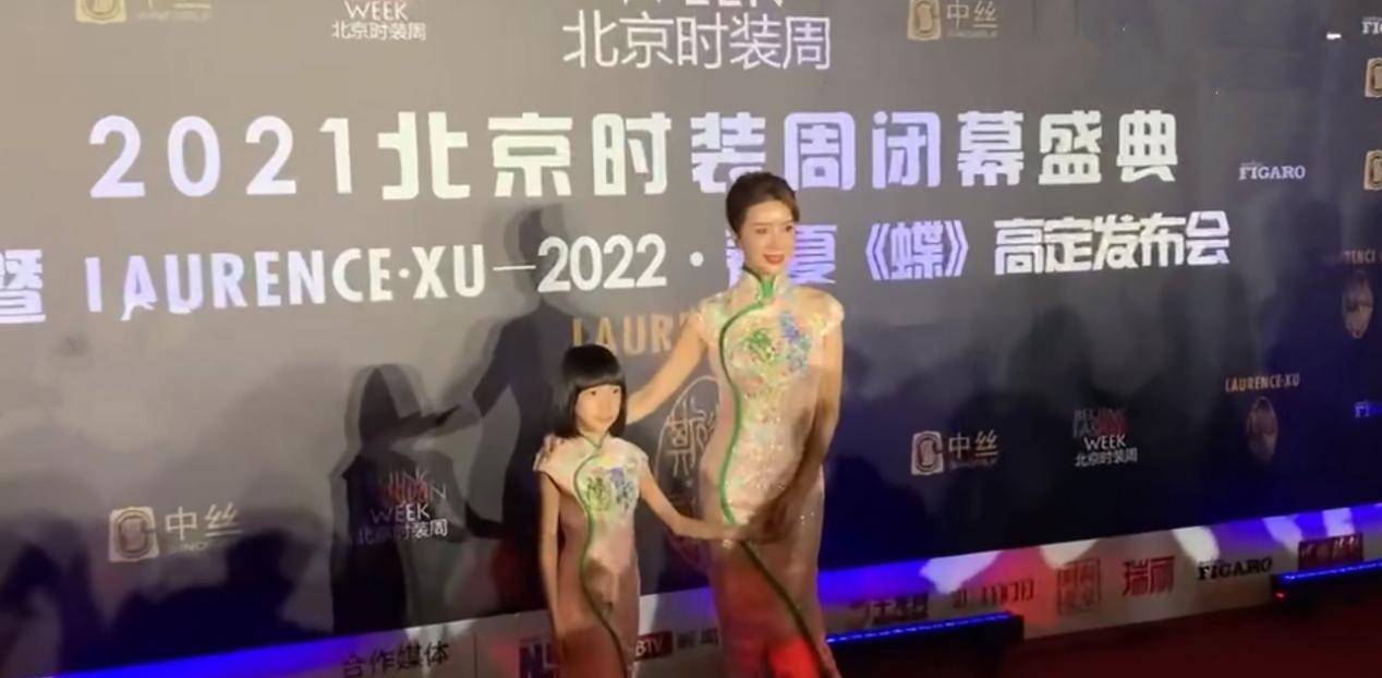 东方 金巧巧罕见携女走红毯，46岁穿旗袍美出东方韵味，女儿单眼皮像爸