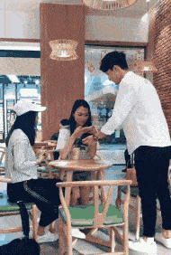 搞笑GIF：讓你們感受一下 單身30年的大師級手速 搞笑整蠱 第41张