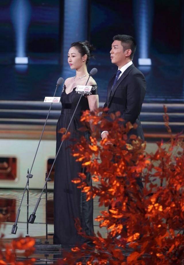 女生 白百何这衣服真容易让人多想，侧身好像挺个肚子，有点显胖了