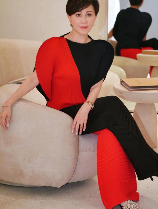 黑色 身材有肉很抢镜，刘嘉玲穿豹纹连体裤、黑色衬衫，气质不输当年