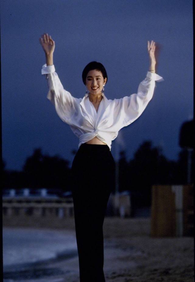 黑色 55岁巩俐再现戛纳封神造型!穿白衬衣亮相电影节,28年后更美了