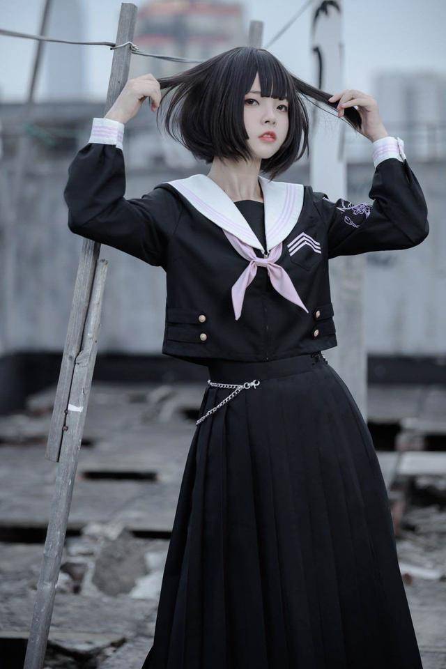 细节 有一种搭配叫“制服+破洞袜”，JK都爱穿，显瘦还洋气
