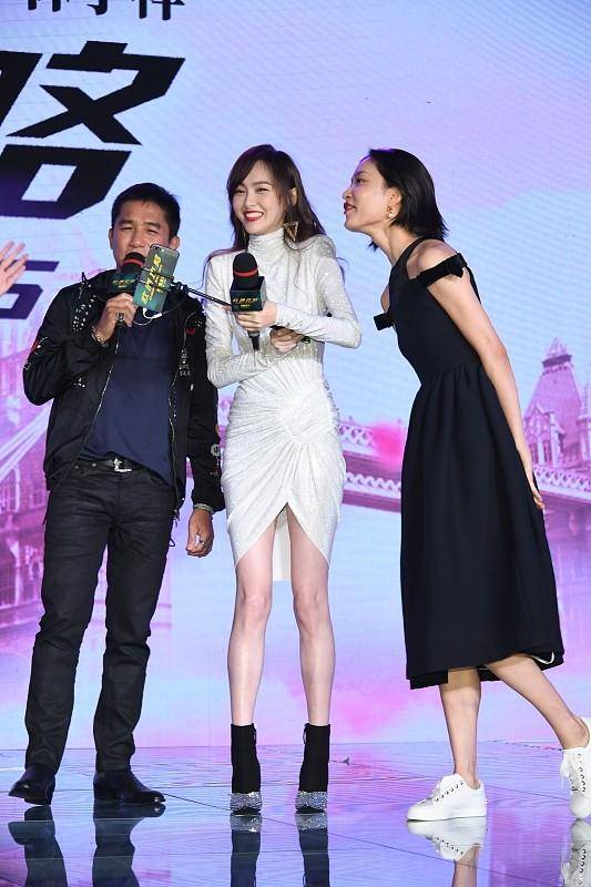 身材 杜鹃的气质真的很独特,就算穿非常简单的黑裙,也能和唐嫣比美