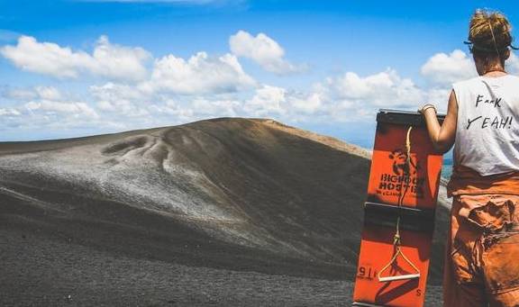 728米高的火山滑板，时速高达85公里，简直让人头皮发麻