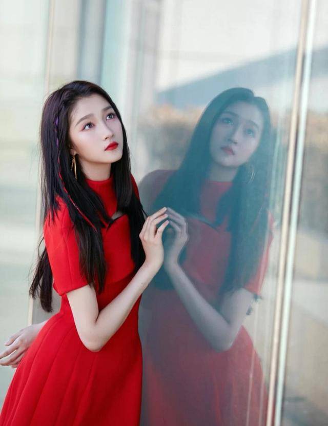 黑色 关晓彤的身材太“撩人了”，穿短款连衣裙、百褶裙，露出大长腿