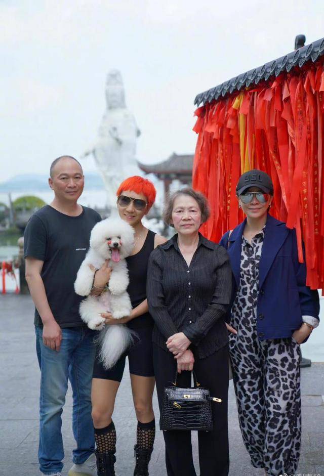 黑色 身材有肉很抢镜，刘嘉玲穿豹纹连体裤、黑色衬衫，气质不输当年