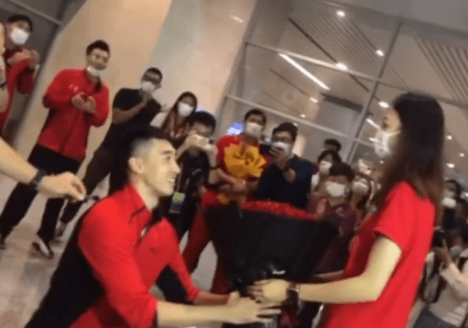 婚姻|刚夺冠就大婚！恭喜2位女排姑娘，男友单膝下跪，球迷喊：亲一个