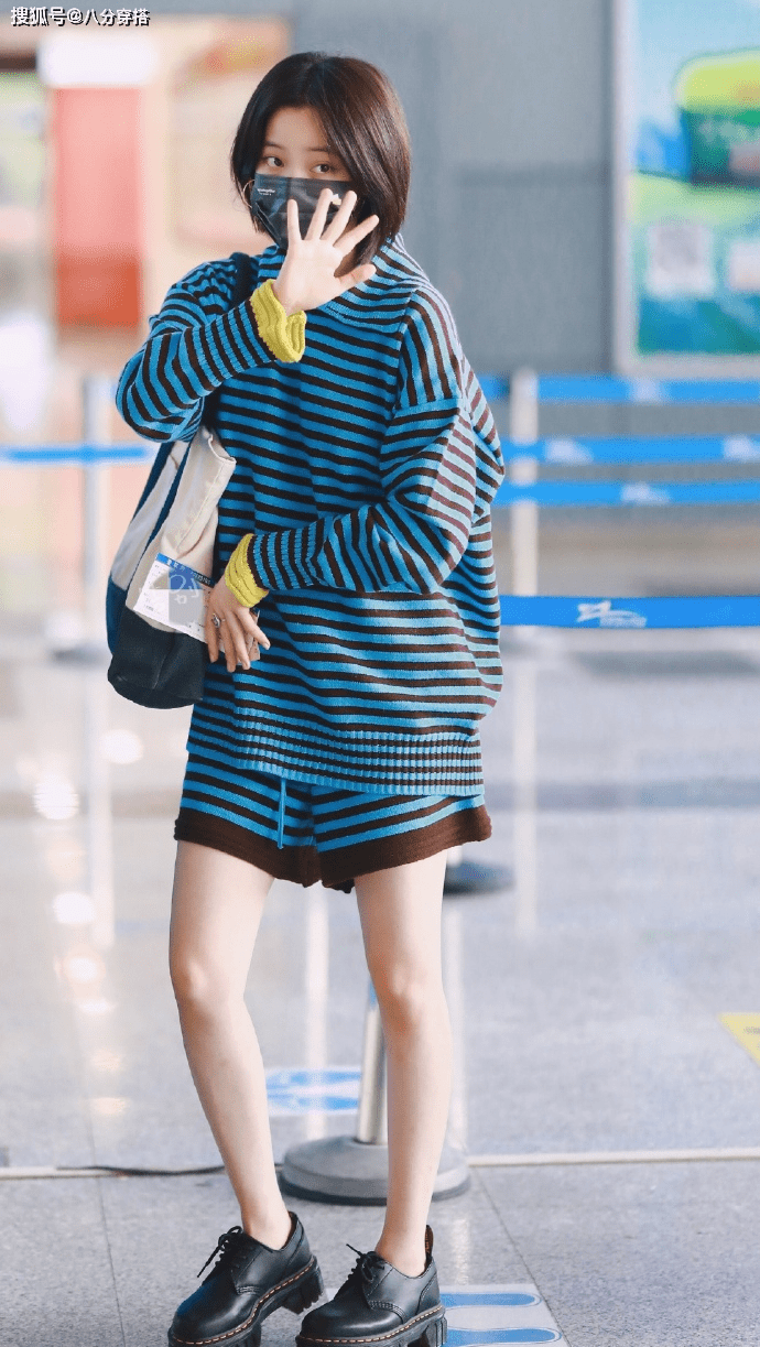 卫衣 欧阳娜娜真会穿，白色针织衫配黑色半身裙，尽显玲珑曲线