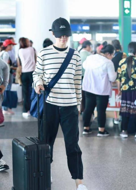 黑色 高圆圆低调打扮依然惊艳,穿白T恤配萝卜裤现身,吸引旁人侧目