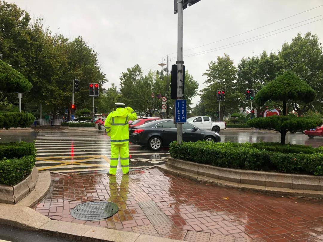 大雨突襲萊西萊西交警雨中執勤保平安