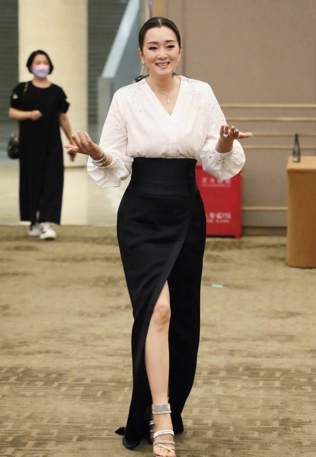 黑色 55岁巩俐再现戛纳封神造型!穿白衬衣亮相电影节,28年后更美了