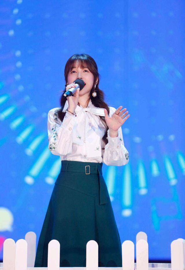 设计 金莎也玩“下半身失踪”，绿色针织衫配短裤清新减龄，俏皮伶俐