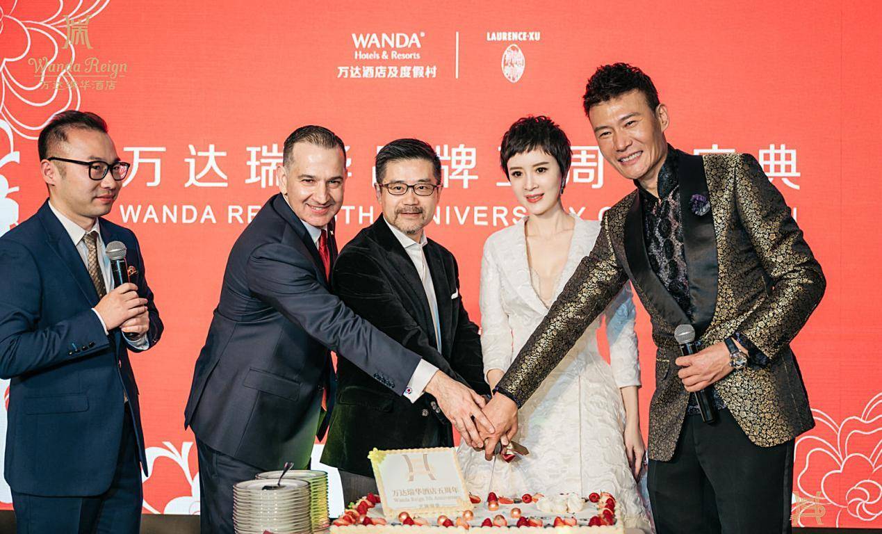 东方 金巧巧罕见携女走红毯，46岁穿旗袍美出东方韵味，女儿单眼皮像爸
