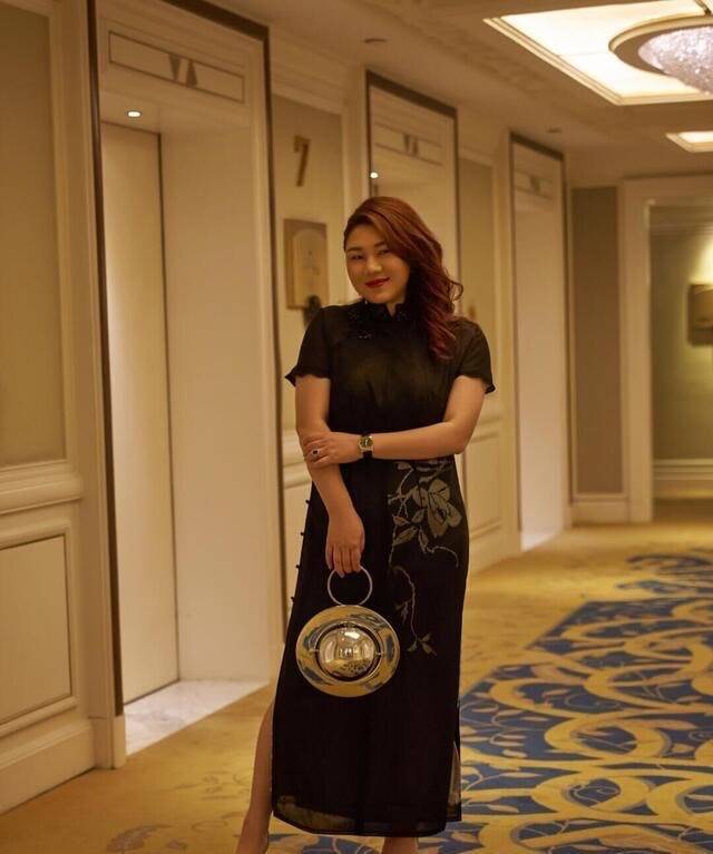 黑色 杨天真瘦身成功变自信，大胆挑战黑色修身旗袍，意外有了曲线美