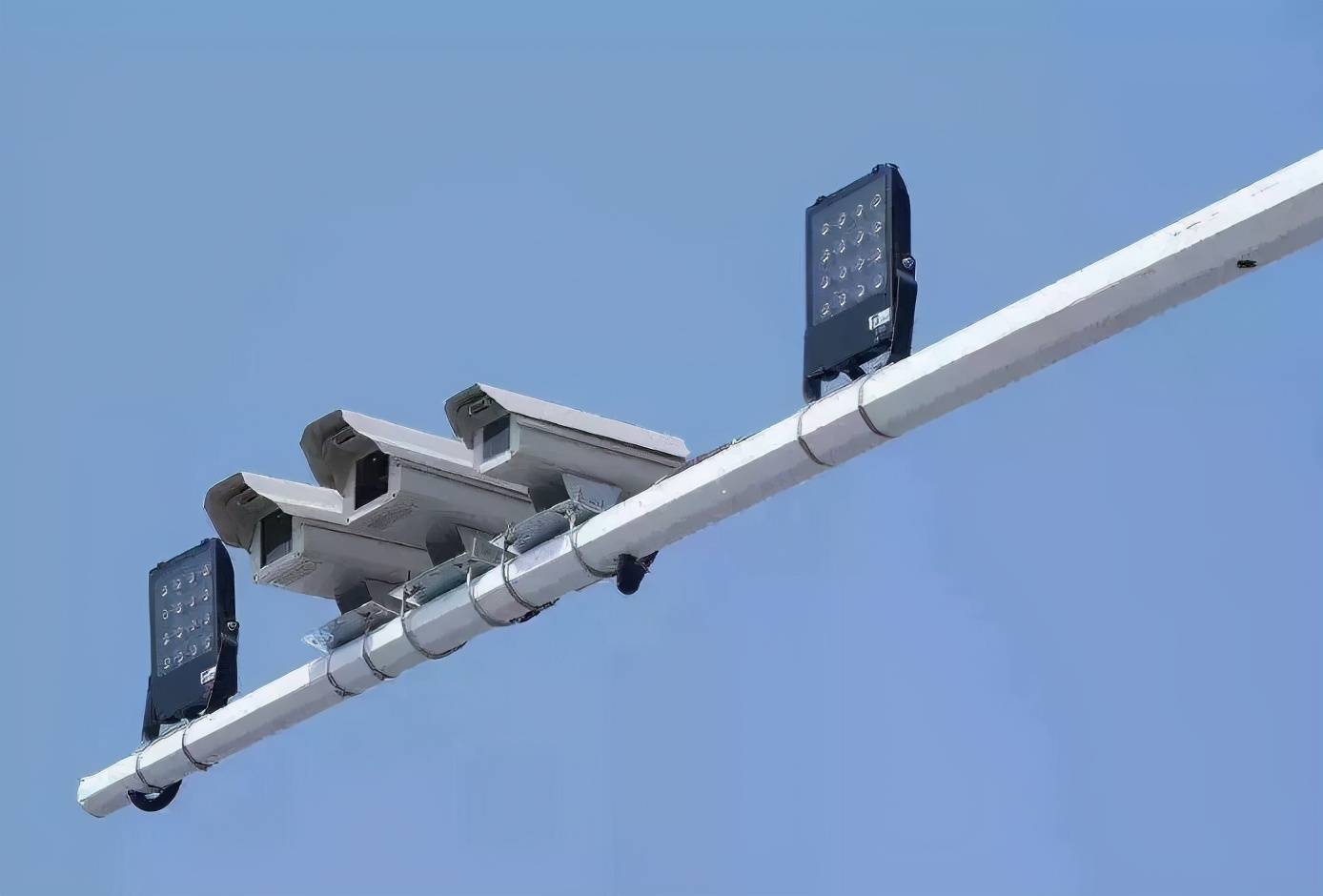 "电子眼"迎来新变化,许多老司机12分被扣完,劝君了解一下!