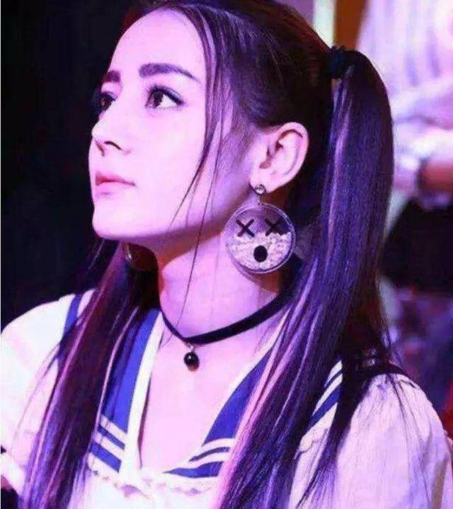 马尾女星双马尾,邱淑贞女儿撞脸邓紫棋,周冬雨''手抓鸡窝''