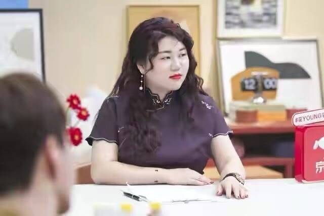 黑色 杨天真瘦身成功变自信，大胆挑战黑色修身旗袍，意外有了曲线美