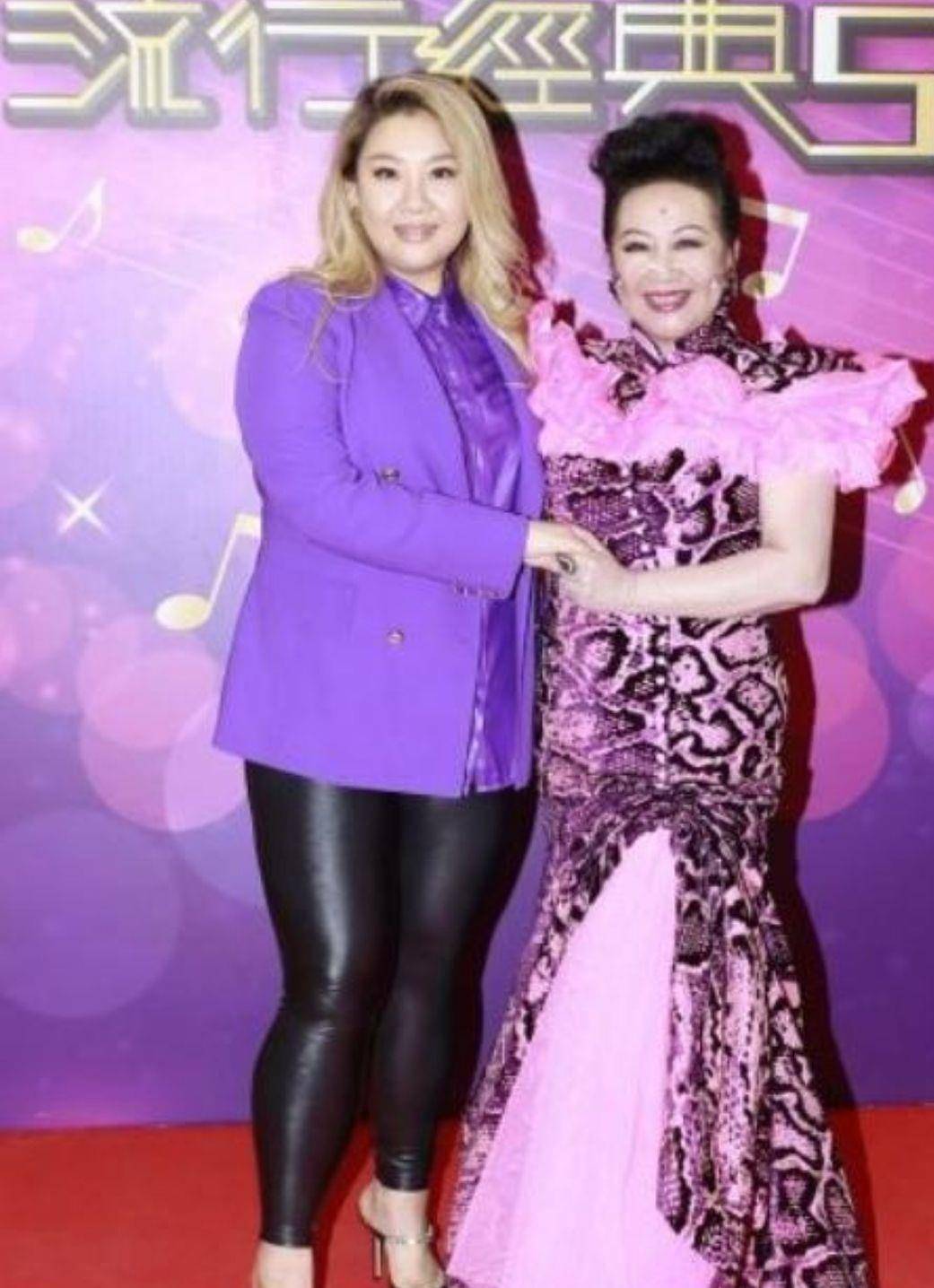 高跟鞋 郑欣宜无惧自己微胖身材，穿皮裤绷出肉感，身材越来越像妈妈当年