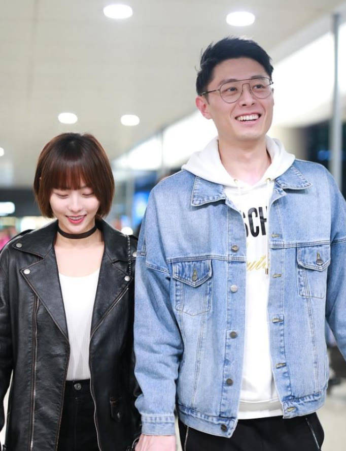 老公 张嘉倪穿上秋天第一件皮衣，剪学生头好乖，被老公牵着像邻家妹妹